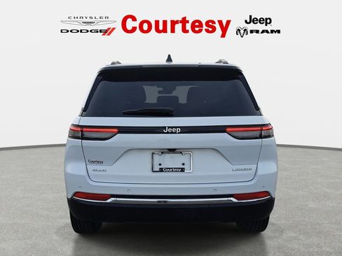 Used 2025 Jeep Grand Cherokee Laredo w/ Luxury Tech Group I image 3