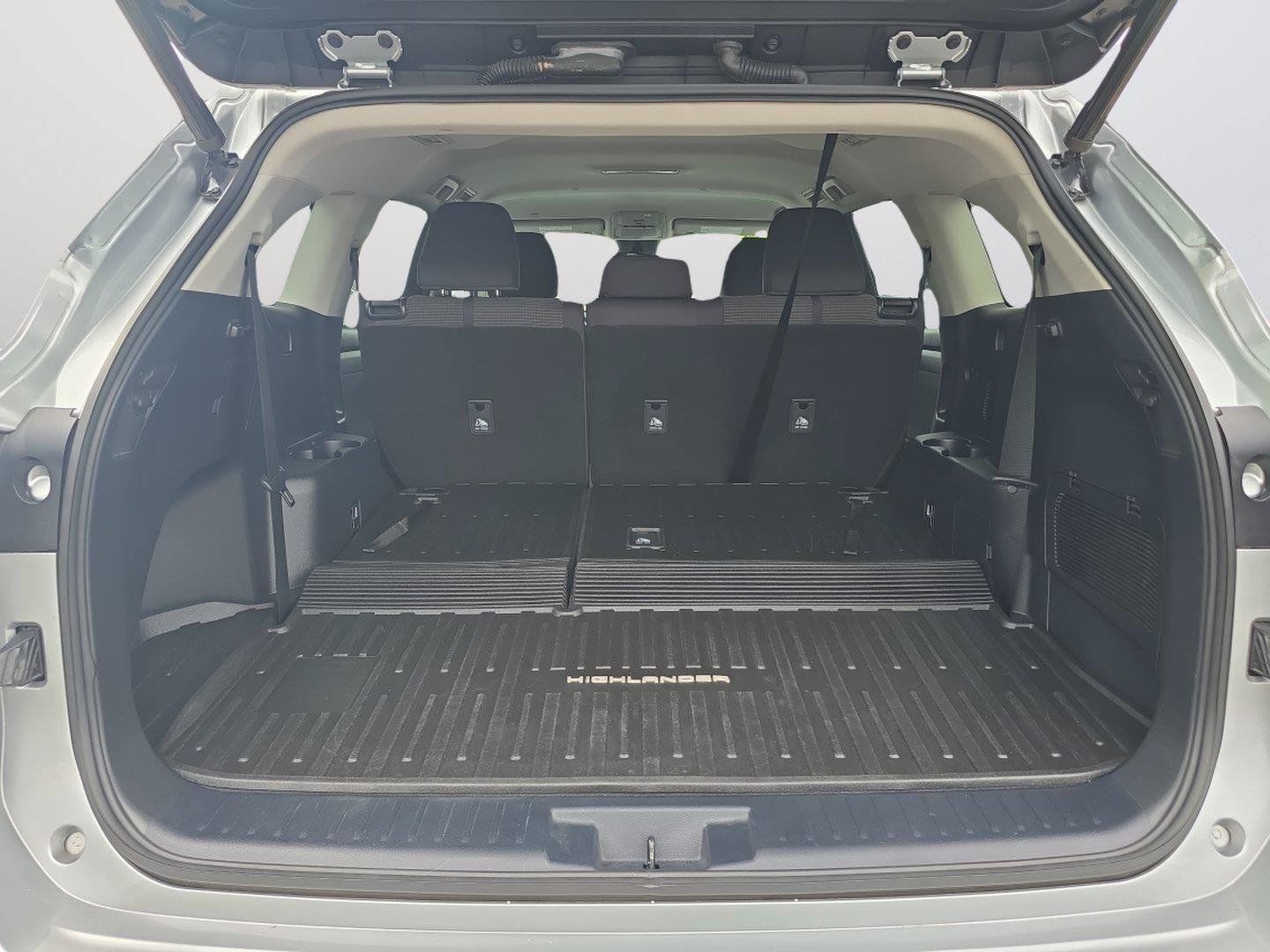 Used 2020 Toyota Highlander LE AWD/4WD image 28