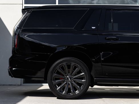 Used 2025 Cadillac Escalade ESV V image 6