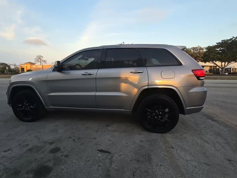 Used 2021 Jeep Grand Cherokee Laredo X AWD/4WD image 1