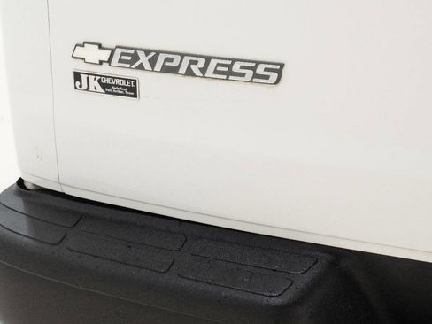 Used 2017 Chevrolet Express 2500 Extended image 16
