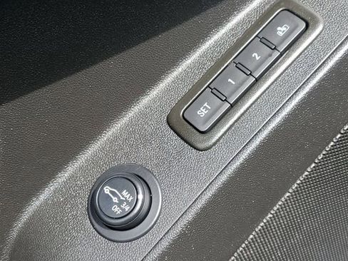 Used 2023 Chevrolet Equinox Premier image 27