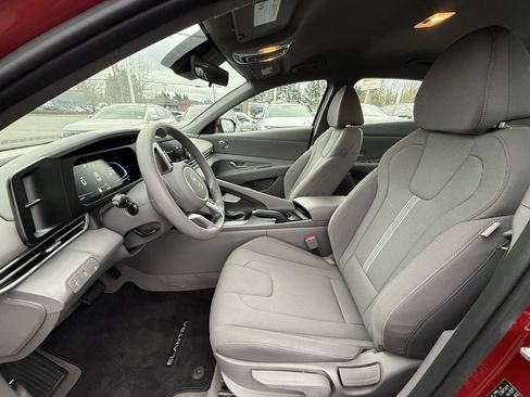 Certified 2025 Hyundai Elantra SE image 12