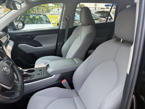 Used 2024 Toyota Highlander LE AWD/4WD image 16