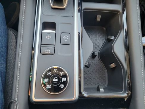 New 2025 Nissan Pathfinder SV image 27