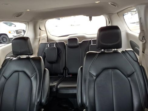 Used 2024 Chrysler Pacifica Touring-L FWD image 19