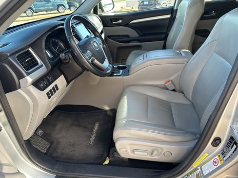 Used 2017 Toyota Highlander XLE image 14