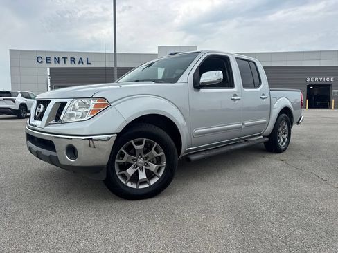 Used 2019 Nissan Frontier SL RWD image 1