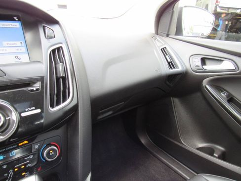 Used 2017 Ford Focus Titanium FWD image 28