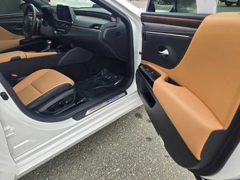 Used 2025 Lexus ES 300h w/ Premium Package image 10