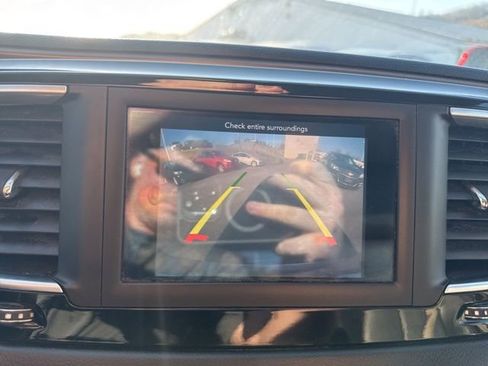 Used 2018 Chrysler Pacifica Touring-L image 21