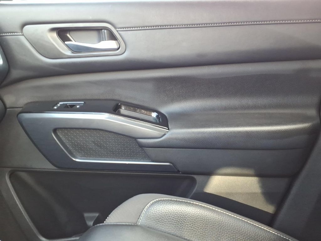 Used 2025 Nissan Pathfinder SL AWD/4WD image 24