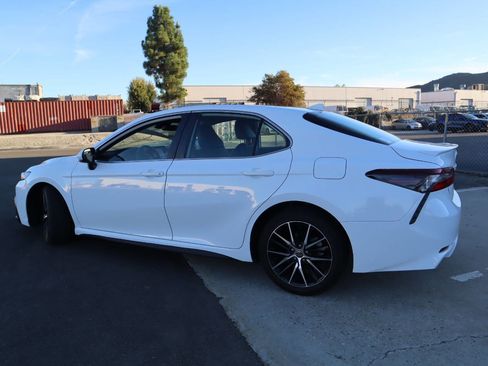 Used 2021 Toyota Camry SE image 16