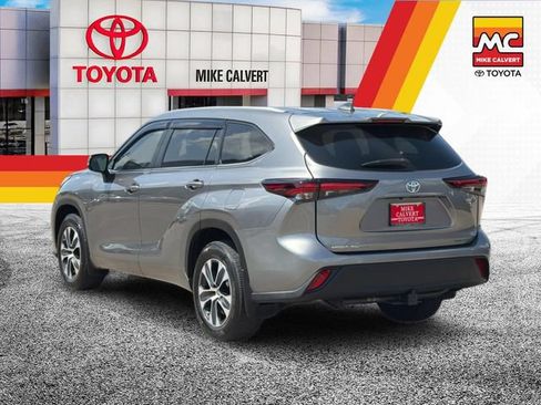 Used 2025 Toyota Highlander XLE AWD/4WD image 9