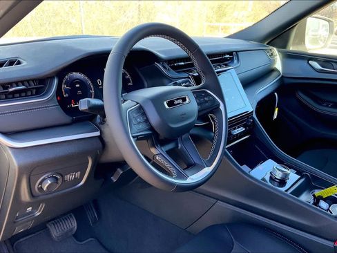 New 2025 Jeep Grand Cherokee L Laredo image 8