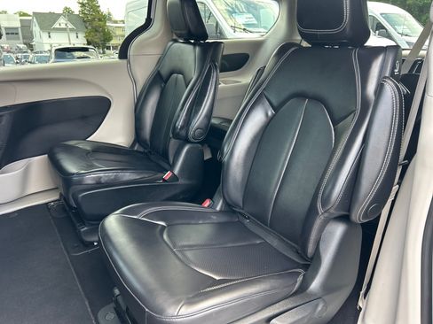 Used 2023 Chrysler Pacifica Touring-L FWD image 11