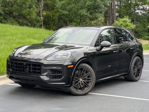 Certified 2025 Porsche Cayenne GTS AWD/4WD image 1