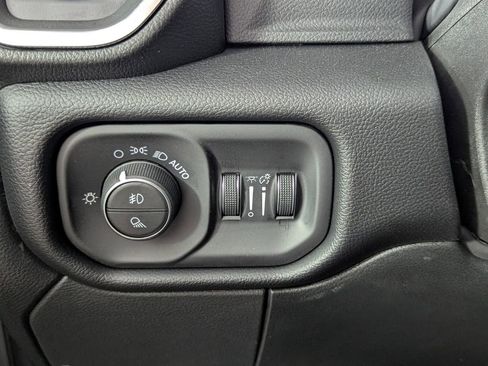 New 2026 RAM 2500 Laramie AWD/4WD image 15