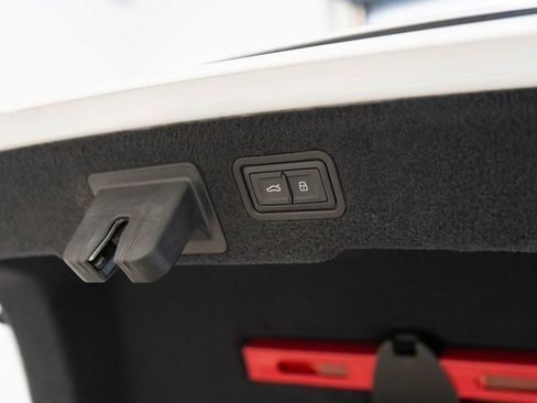 Used 2021 Audi A8 L 4.0T image 17