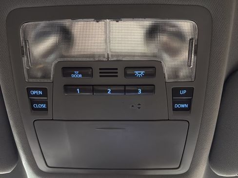 Used 2019 Toyota Highlander XLE AWD/4WD image 35