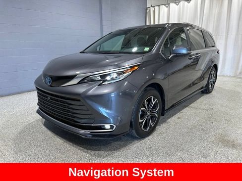 Used 2025 Toyota Sienna Platinum AWD/4WD image 4