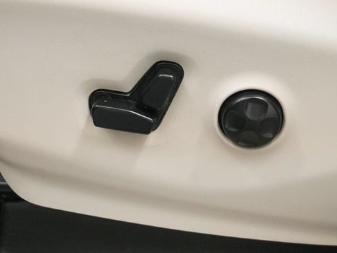 Used 2018 Chrysler Pacifica Touring-L FWD image 16