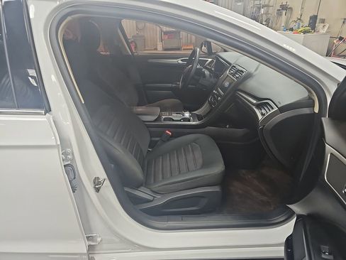 Used 2020 Ford Fusion SE FWD image 10