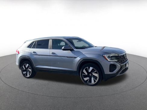 Used 2025 Volkswagen Atlas Cross Sport SE image 2