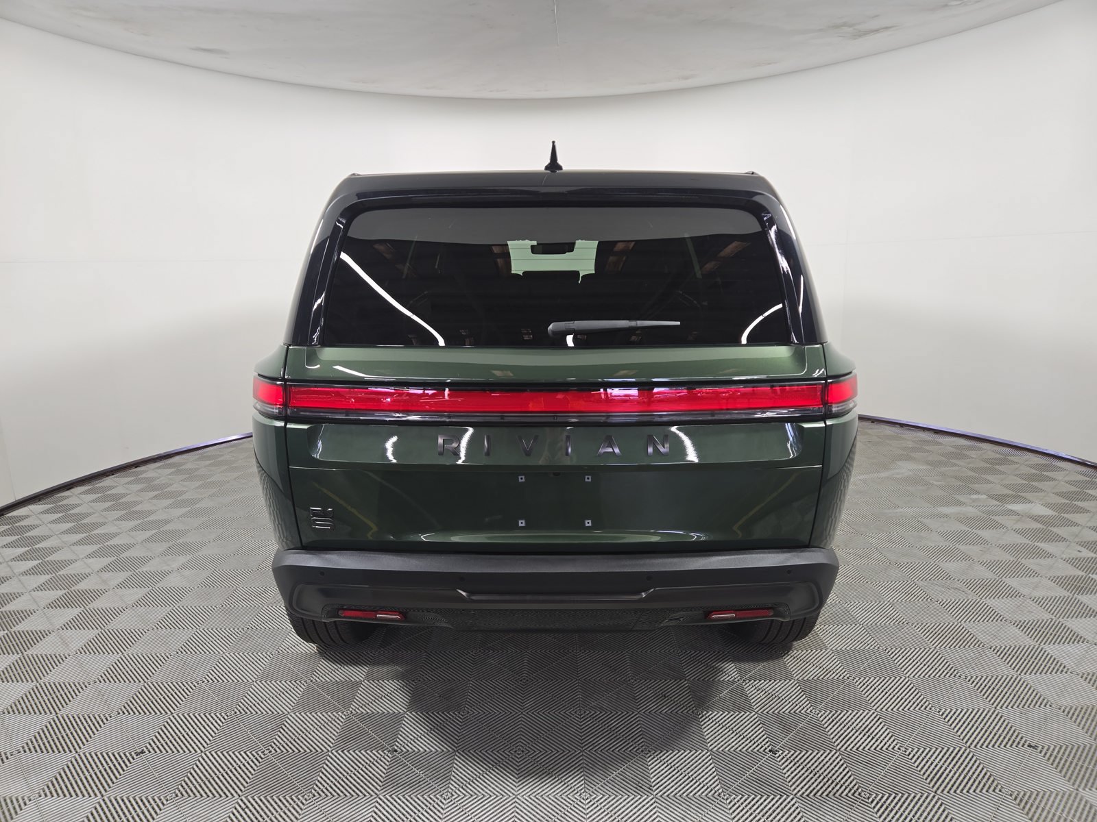 Used 2025 Rivian R1S Adventure Dual AWD/4WD image 4