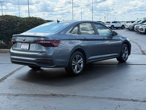 Certified 2023 Volkswagen Jetta SE w/ Panoramic Sunroof Package FWD image 4