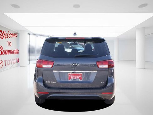Used 2017 Kia Sedona LX w/ LX Essentials Premium Package image 6