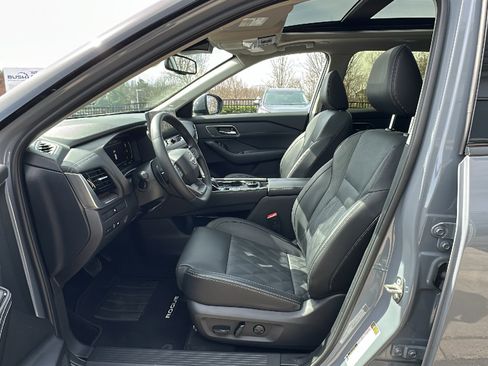 Certified 2025 Nissan Rogue Platinum image 11