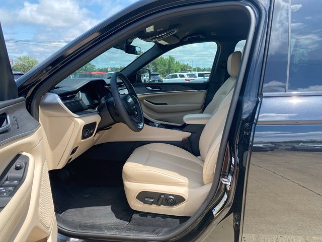 Used 2025 Jeep Grand Cherokee Limited RWD image 18