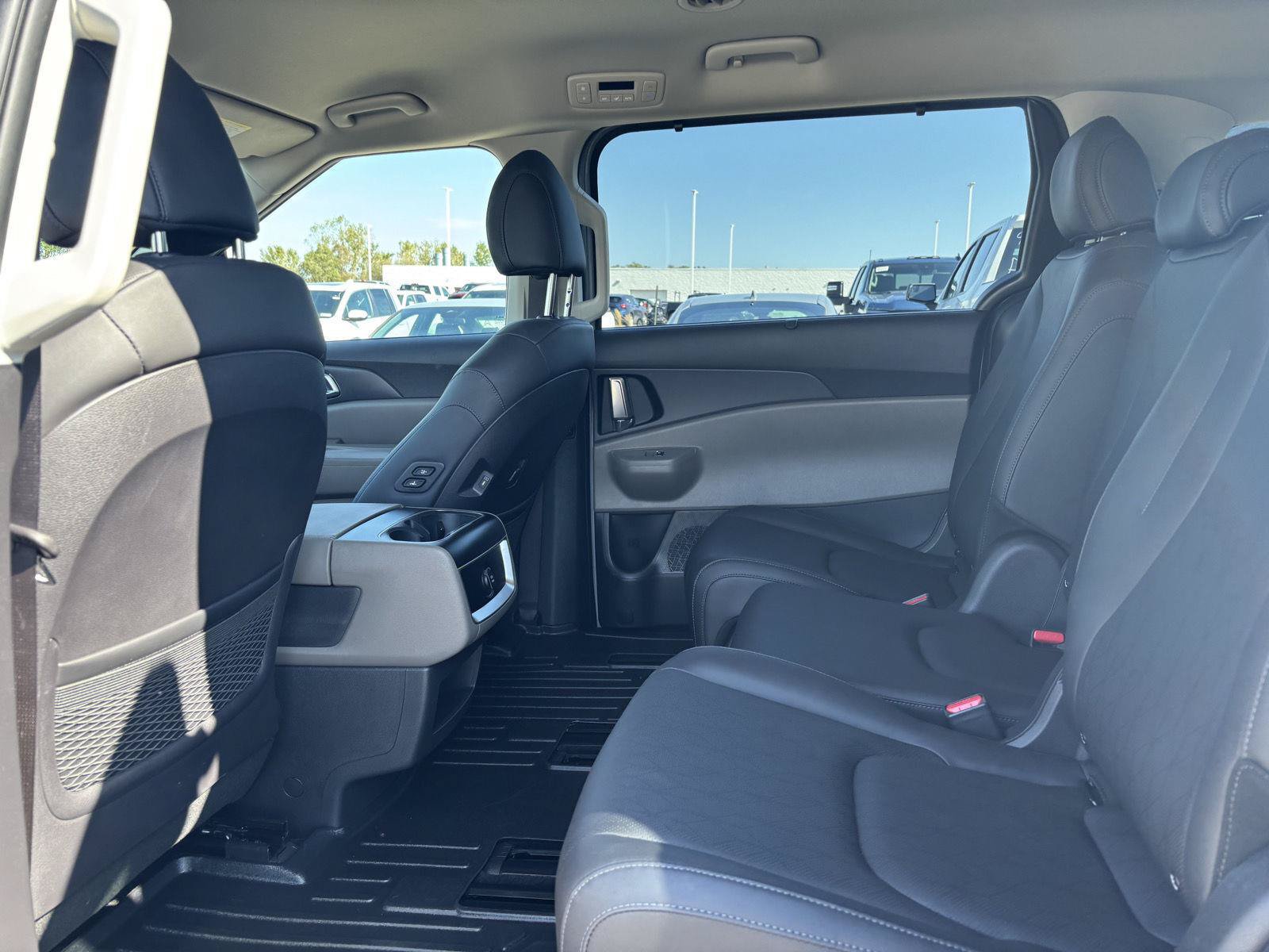 Used 2026 Kia Carnival EX FWD image 15