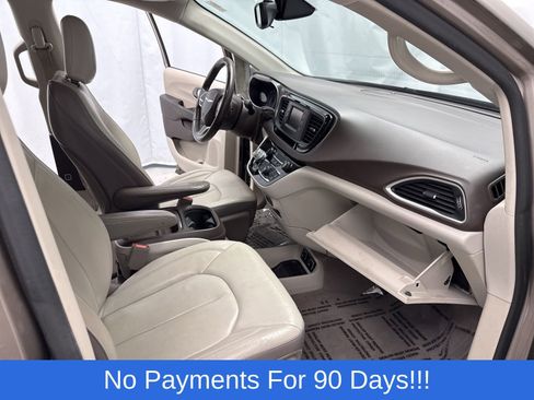 Used 2017 Chrysler Pacifica Touring-L image 26