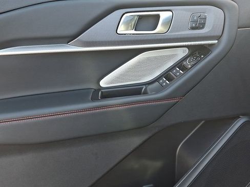 Used 2025 Ford Explorer ST image 18