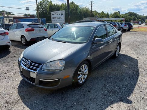 Used 2010 Volkswagen Jetta SE FWD image 2