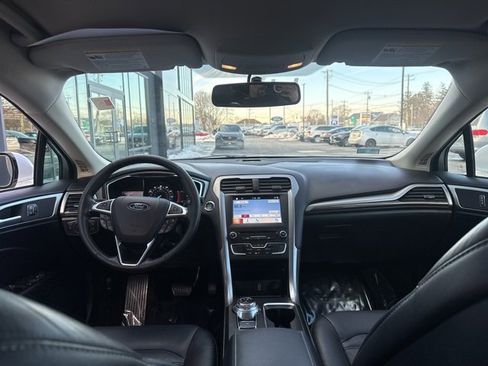 Used 2017 Ford Fusion SE w/ Fusion SE Technology Package image 12