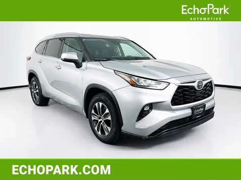 Used 2020 Toyota Highlander XLE FWD image 1