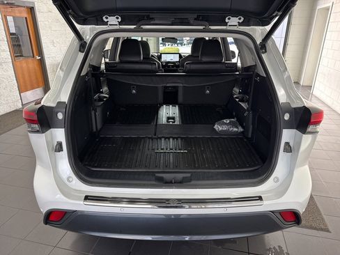 Used 2023 Toyota Highlander Limited image 9