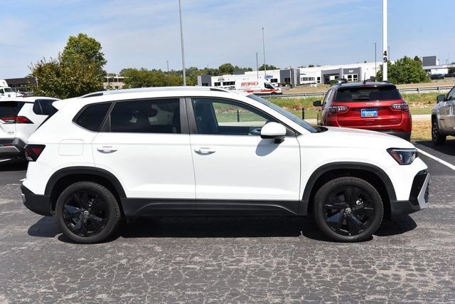 Used 2025 Volkswagen Taos SE w/ Panoramic Sunroof Package FWD image 5