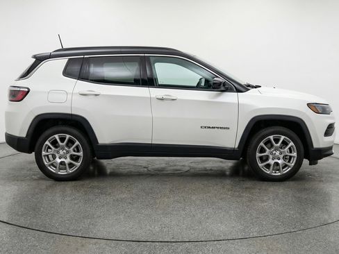 Used 2025 Jeep Compass Limited image 11