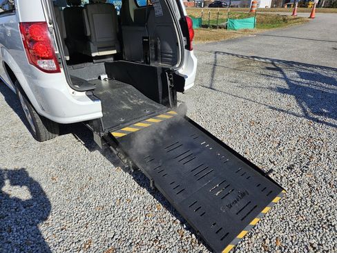 Used 2018 Dodge Grand Caravan SE image 16