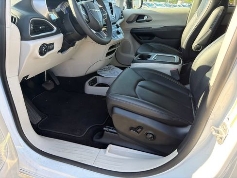 Used 2024 Chrysler Pacifica Touring-L FWD image 9