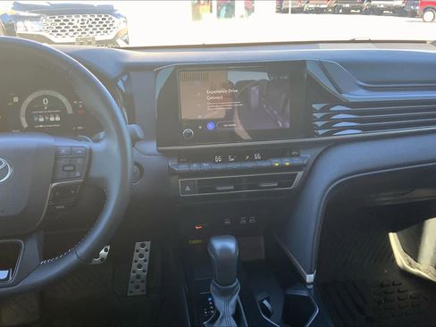 Used 2025 Toyota Camry SE image 6