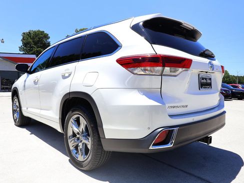 Used 2018 Toyota Highlander Limited Platinum FWD image 4
