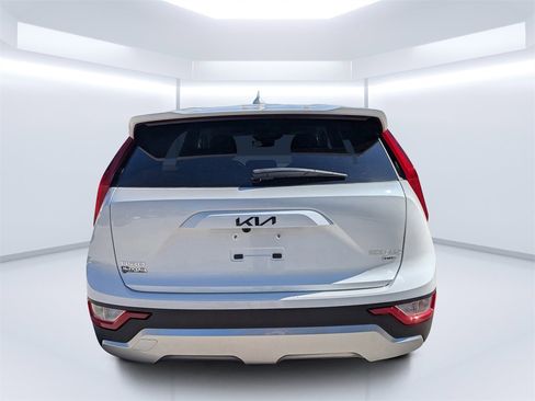 Used 2024 Kia Niro LX image 4