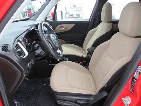Used 2018 Jeep Renegade Latitude FWD image 14