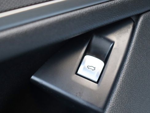 Used 2022 BMW 750i xDrive w/ M Sport Package image 28