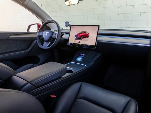 Used 2024 Tesla Model Y Long Range AWD/4WD image 30